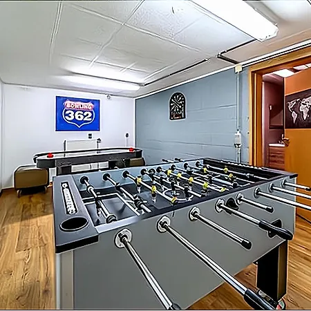 With Garden Terrace And Jacuzzi In Season In Holiday home *