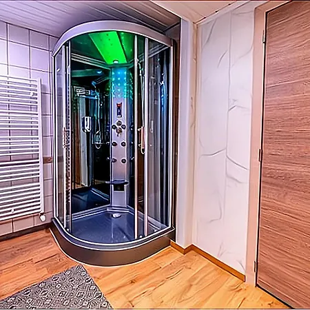 With Garden Terrace And Jacuzzi In Season In *